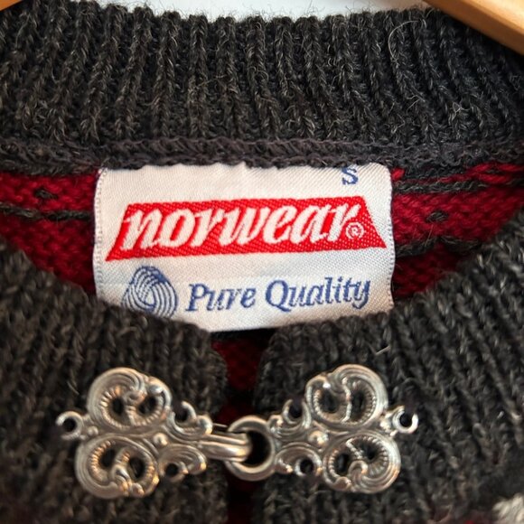 BNWOT Norwear Icelandic Sweater in 100% Wool with Decorative Metal Closure - Picture 3 of 12